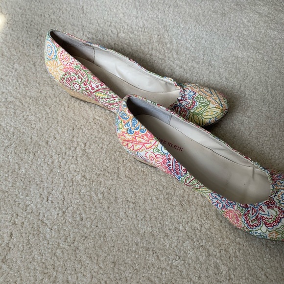 Adorable Anne Klein wedges - Picture 3 of 7